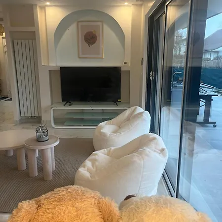 Hébergement de vacances Luxury Villa, 4 With Bathroom, Near Geneva